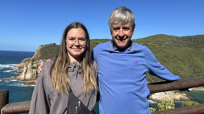 SKR Mitarbeiterin Jenny mit Reiseleiter Peter