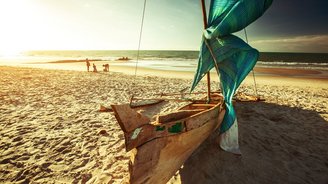 Boot am Strand von Mosambik