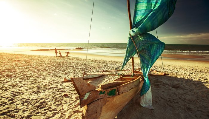 Boot am Strand von Mosambik