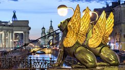 Fabelfiguren mit_Blick auf Stadtzentrum St. Petersburg zur Weißen Nacht
