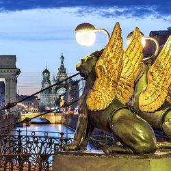 Fabelfiguren mit_Blick auf Stadtzentrum St. Petersburg zur Weißen Nacht