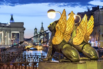 Fabelfiguren mit_Blick auf Stadtzentrum St. Petersburg zur Weißen Nacht