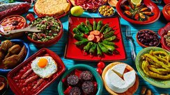 Mediterrane Kueche Tapas auf dem Tische, Spanien
