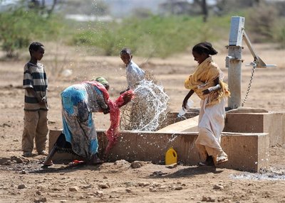 Äthiopien: Frauen am Brunnen