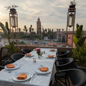 Ausblick auf die Koutoubia-Moschee beim Abendessen in Marrakesch