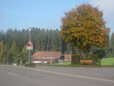 Schwarzwaldhof am Straßenrand