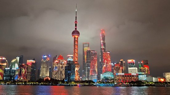 Die Skyline von Shanghai bei Nacht