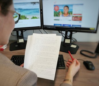 SKR Mitarbeiterin liest handgeschriebenen Reisebericht