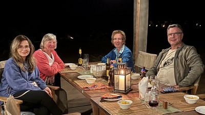 Gemeinsames Abendessen im Ronjo Camp im Serengeti Nationalpark