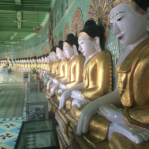 Buddha-Figuren-im-Tempel-auf-Sagaing-Hill, Myanmar
