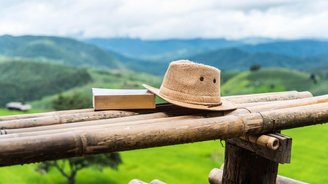 Reiseliteratur, Hut und Buch