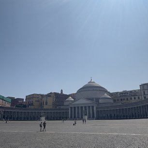 Der große öffentliche Platz Piazza del Plebiscito im Zentrum von Neapel