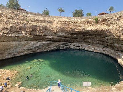 Blick auf die kristallklare Badebucht „Bimmah Sinkhole“ in Oman