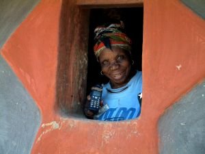 Frau mit Handy, Reisebericht Südafrika