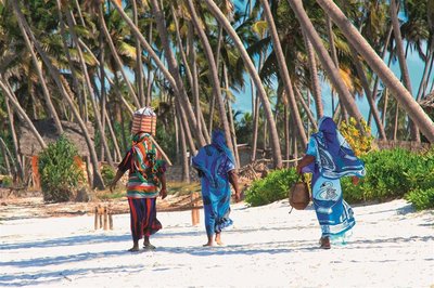 Tansania, Frauen am Strand
