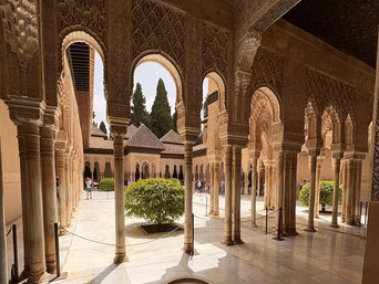 Der berühmte Palast "Alhambra" in Granada in Andalusien 