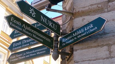 Straßenschilder in Estland