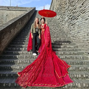 Unsere Mitarbeiterin Jennifer vor der Stadtmauer