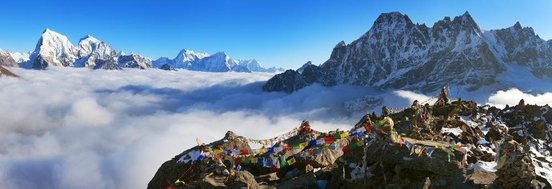 Ausblick von Gokyo-Ri zu Arakam-Tse Cholatse Tabuche Peak Thamserku und Kangtega, Nepal