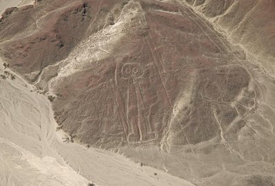 Nazca Linien mit Zeichnungen auf Berg, Peru