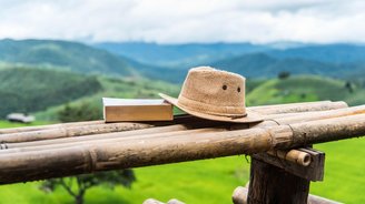 Reiseliteratur, Hut und Buch