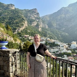SKR-Mitarbeiterin Leonie vor der beeindruckenden Kulisse von Positano