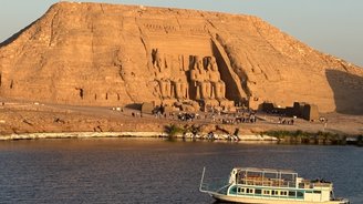 Ausblick vom Schiff auf den Tempel Abu Simbel