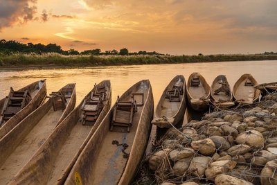 Boote im Chitwan Nationalpark am Fluss Rapti, Nepal