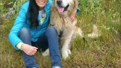 Frau mit Hund, Reiseleiterin