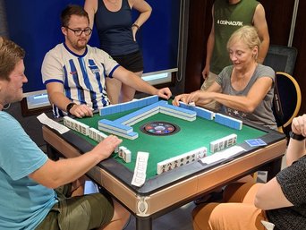 Gäste spielen Mahjong auf dem Kreuzfahrtschiff
