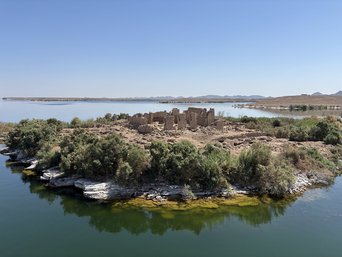 Ausblick auf die Archäologische Stätte Qasr Ibrim auf dem Nassersee