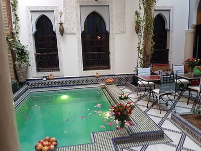 Pool im Innenhof eines Riads in Marokko