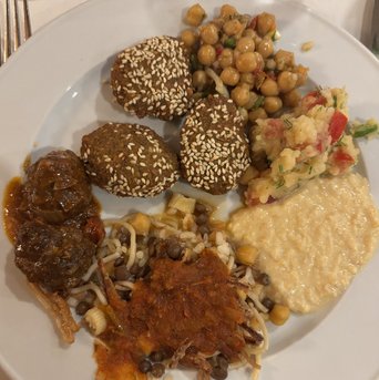 Ein Teller voll mit Orientalischem Abendessen im Tempel von Kom Ombo