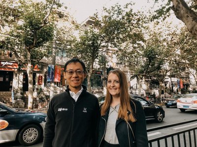 Reiseleiter Chen Jun und Produktmanagerin Lena