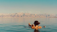 Frau im Toten Meer, Israel