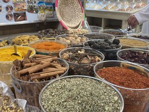 Gewürzstand auf dem Souk Markt in Nizwa