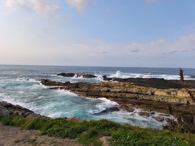 Blick vom Ufer auf den Tsitsikamma Nationalpark in Südafrika