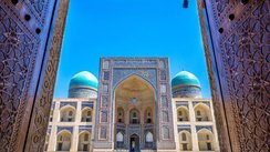 Buchara, Blick durch die Holztuer zur Mir-Arab-Madrasa, Usbekistan