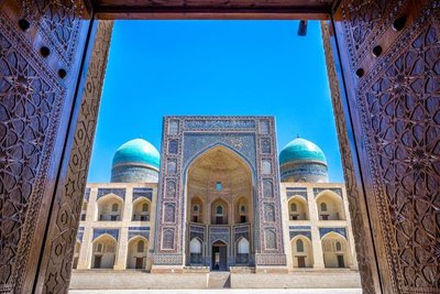 Buchara, Blick durch die Holztuer zur Mir-Arab-Madrasa, Usbekistan