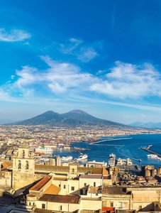 Blick auf den Vesuv mit Neapel im Vorderung, Italien