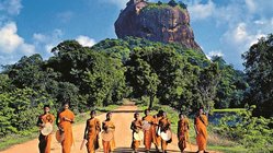 Mönche auf Landstraße, Sri Lanka