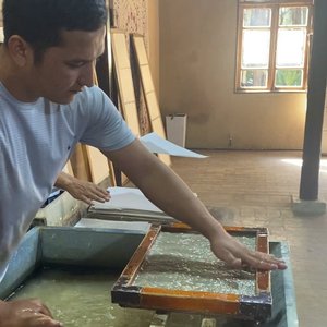 Ein Mann bei der Herstellung des berühmten Samarkand-Seidenpapiers Ein Mann bei der Herstellung des berühmten Samarkand-Seidenpapiers