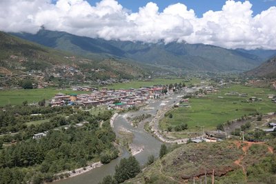 Aussicht auf Fluss und bhutanesische Dörfer
