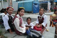 Junge Bhutanesinnen in Tracht