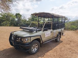 Safari Fahrzeug im Hluhluwe-iMfolozi Nature Reserve in Südafrika
