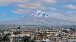 Banos Parte de la ciudad de Riobamba al fondo el Nevado Chimborazo, Ecuador
