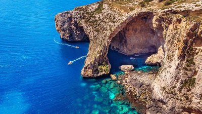 Blaue Grotte mit Touristenbooten