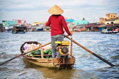 vietnamesische Frau auf einem Boot im Mekong_Delta