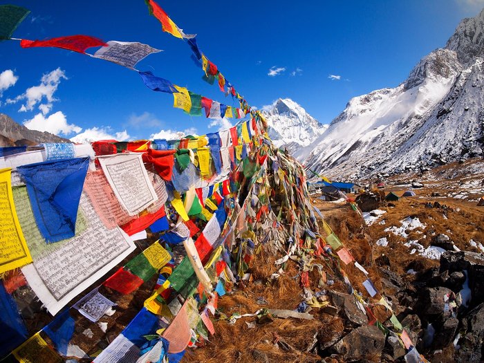 Tibetische Flaggen in den Bergen