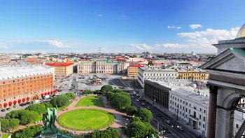 St. Petersburg Platz mit Grünfläche